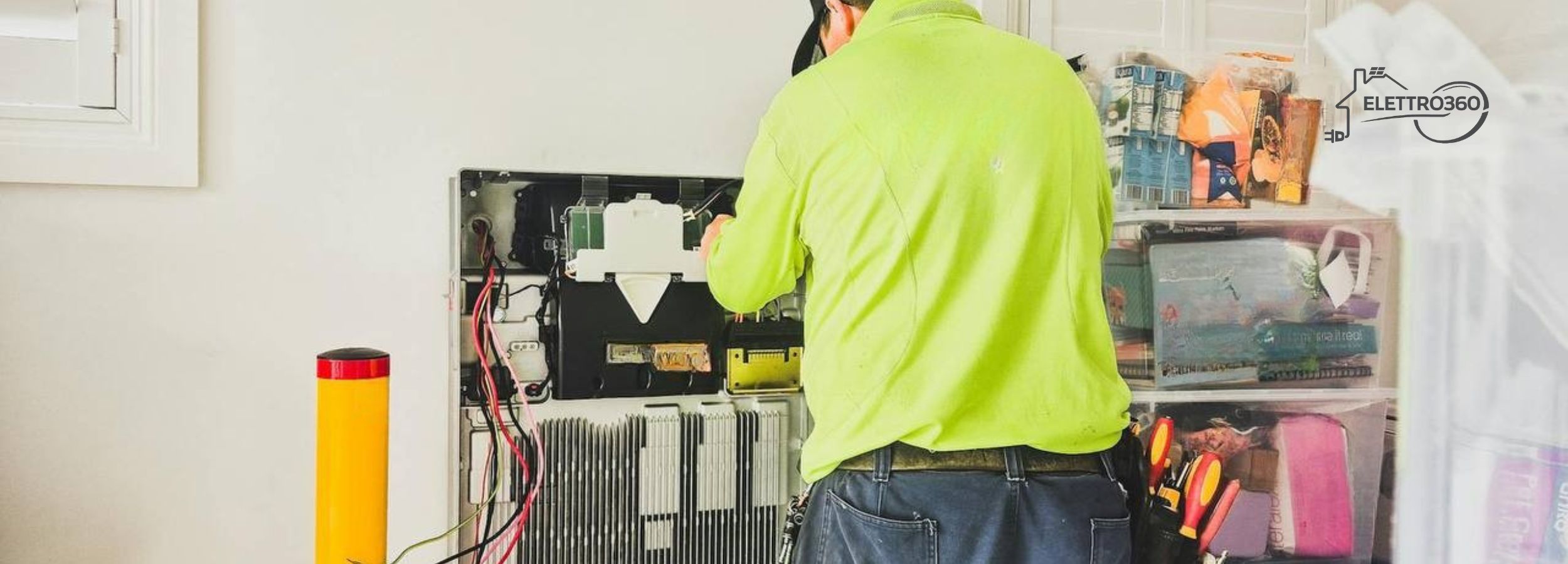 Tecnico elettricista durante la manutenzione e il controllo di un quadro elettrico in ambito residenziale