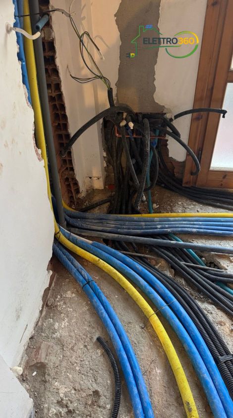 Impianto elettrico civile in fase di realizzazione con tubazioni corrugate e cablaggi predisposti all’interno delle pareti durante una ristrutturazione.