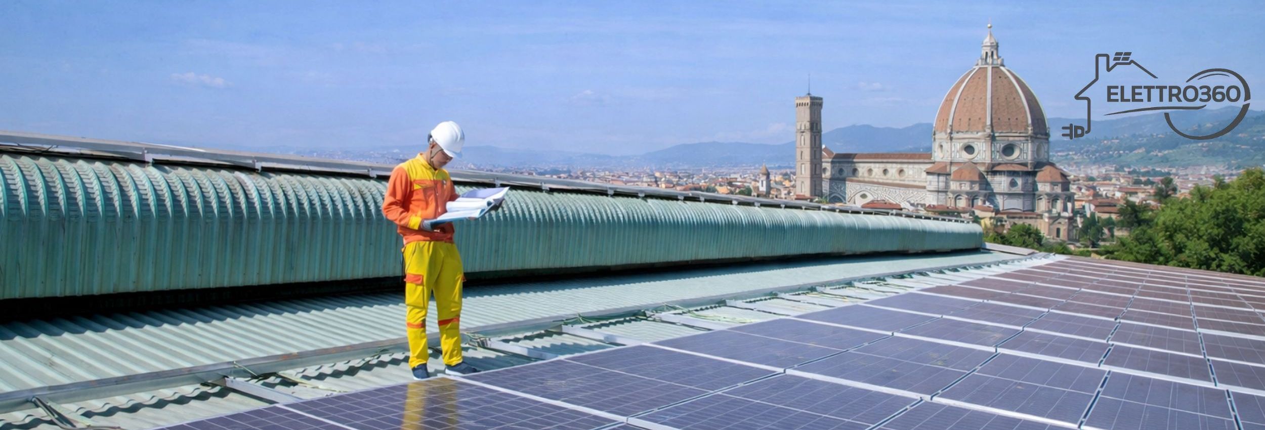 Tecnico specializzato controlla un impianto fotovoltaico