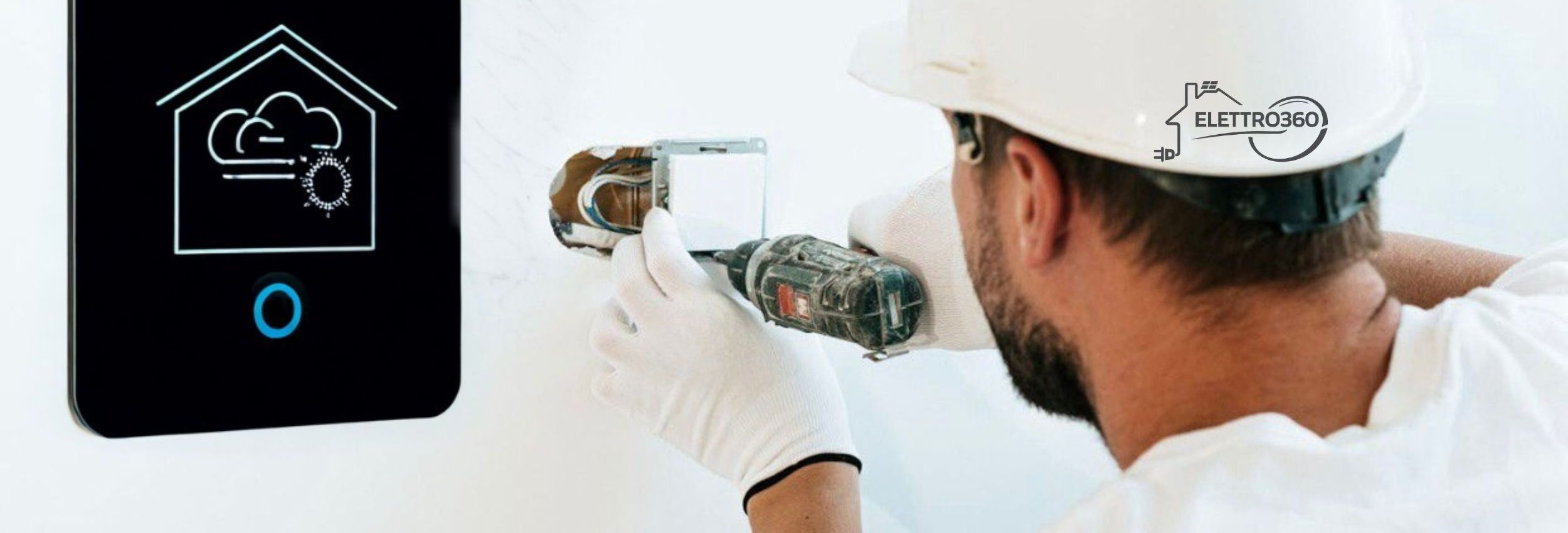 Técnico electricista instalando un dispositivo domótico en una vivienda moderna